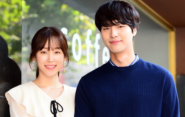 Đang lúi húi rửa bát, tôi điếng người nghe thấy lời thì thầm của bố mẹ chồng tương lai