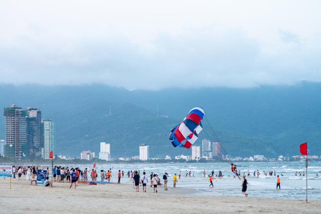 Gia đình thản nhiên đỗ ôtô, tắm tráng giữa đường tại Đà Nẵng