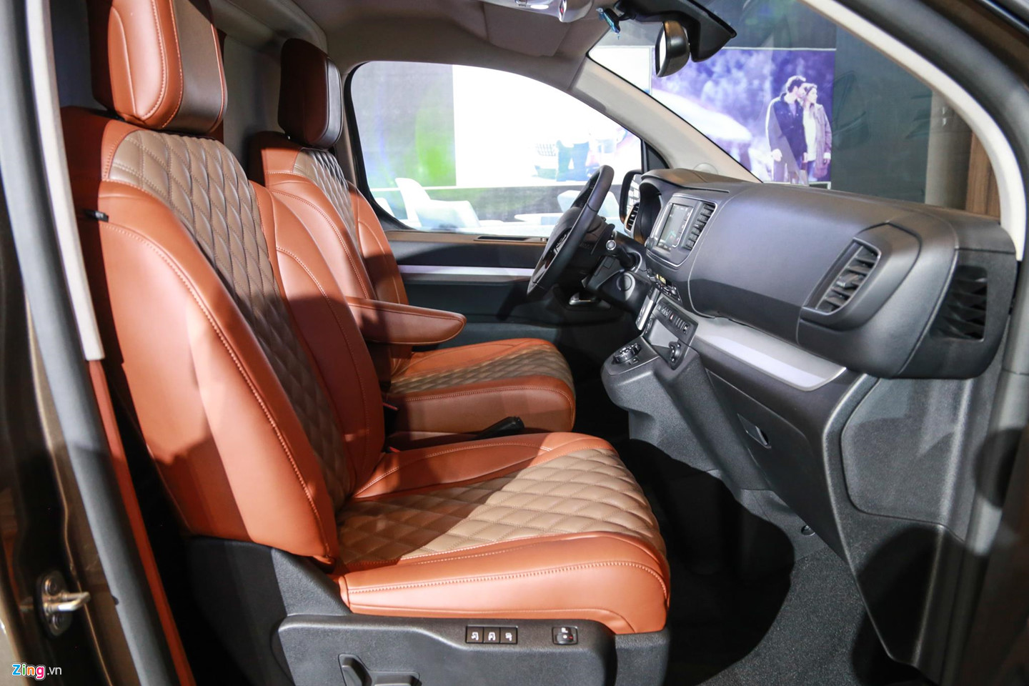 Chi tiết Peugeot Traveller vừa ra mắt tại VN, giá từ 1,7 tỷ đồng