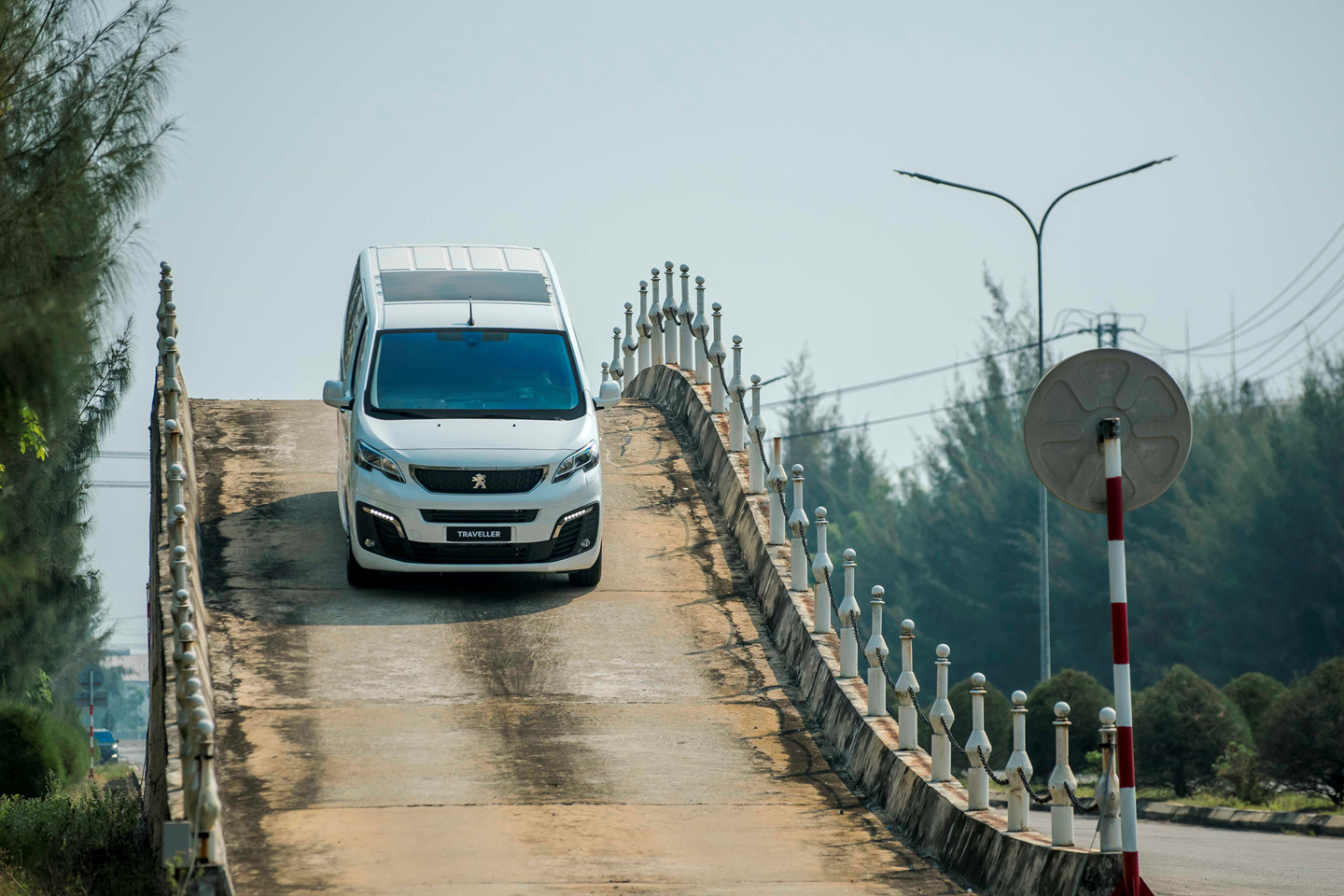 Chi tiết Peugeot Traveller vừa ra mắt tại VN, giá từ 1,7 tỷ đồng