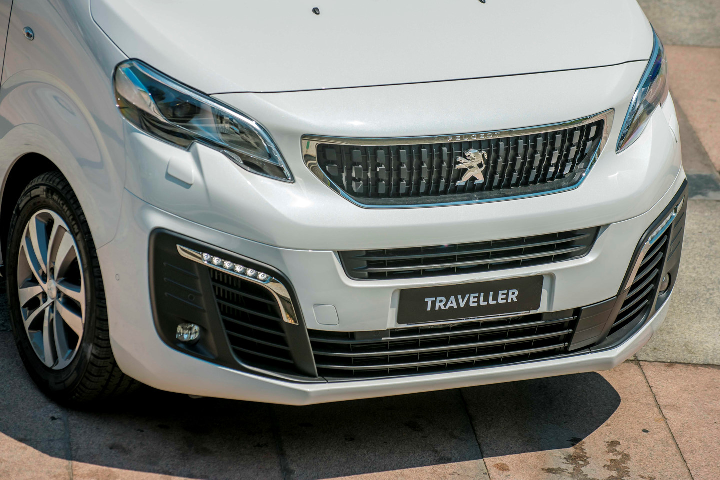 Chi tiết Peugeot Traveller vừa ra mắt tại VN, giá từ 1,7 tỷ đồng