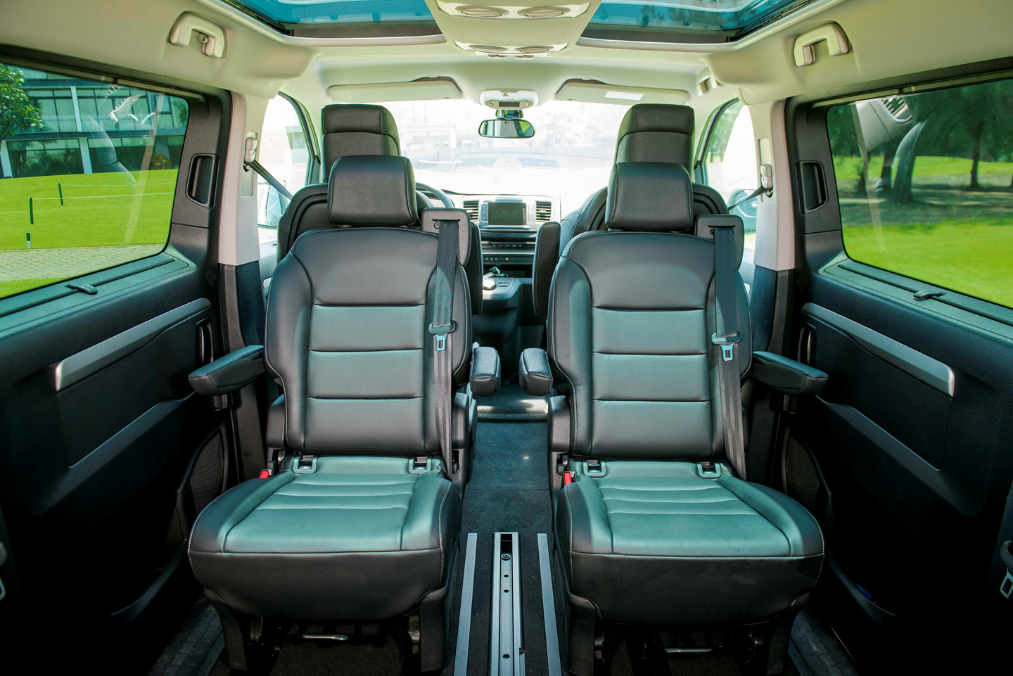 Chi tiết Peugeot Traveller vừa ra mắt tại VN, giá từ 1,7 tỷ đồng