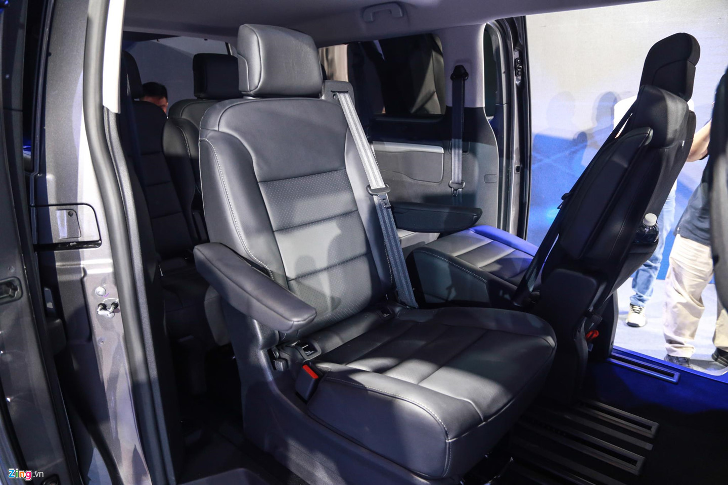 Chi tiết Peugeot Traveller vừa ra mắt tại VN, giá từ 1,7 tỷ đồng