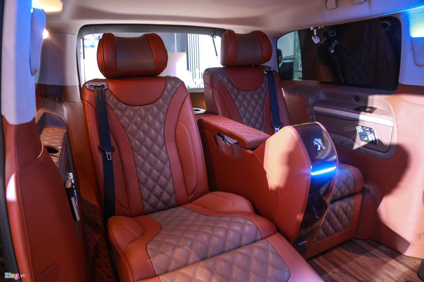 Chi tiết Peugeot Traveller vừa ra mắt tại VN, giá từ 1,7 tỷ đồng