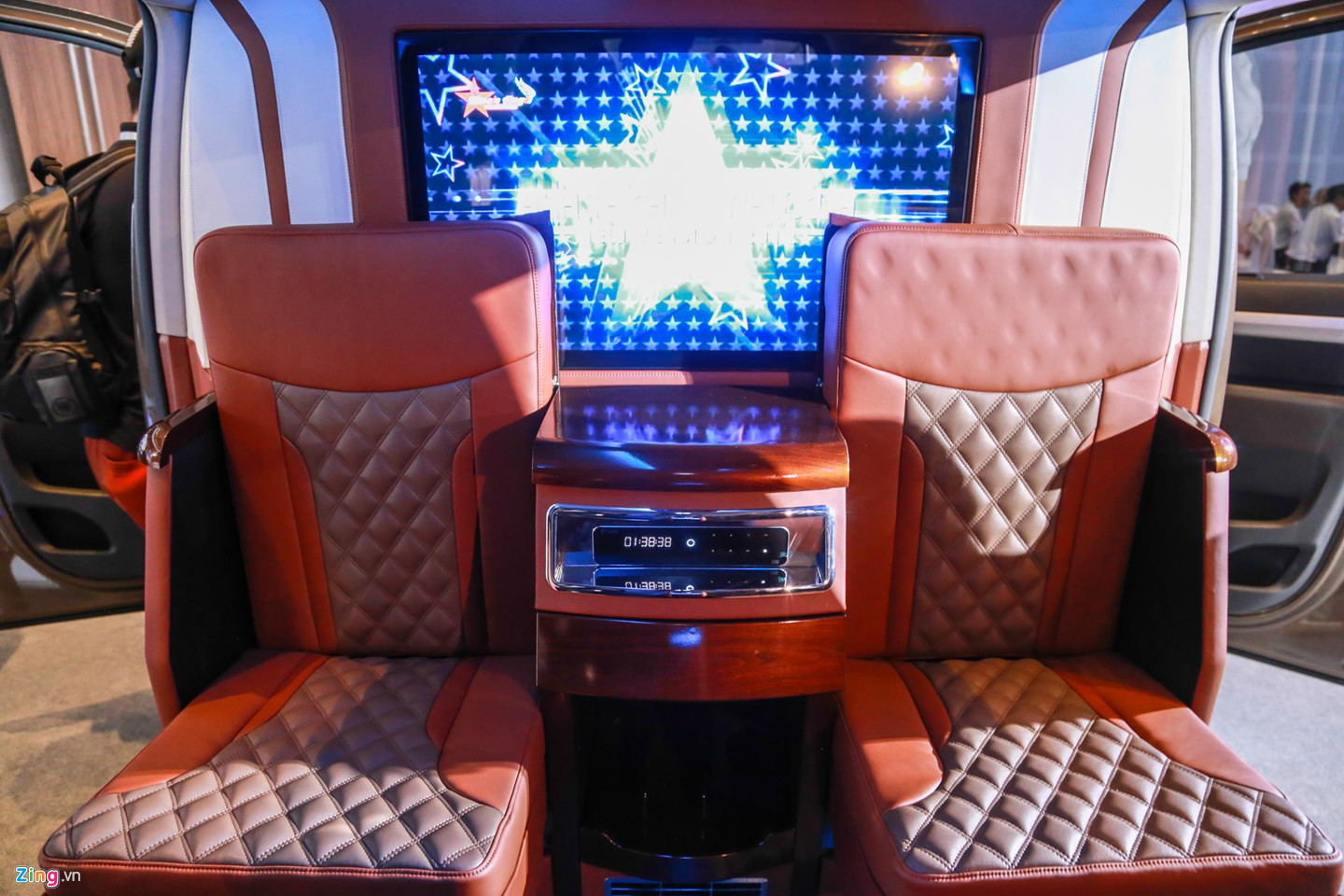 Chi tiết Peugeot Traveller vừa ra mắt tại VN, giá từ 1,7 tỷ đồng