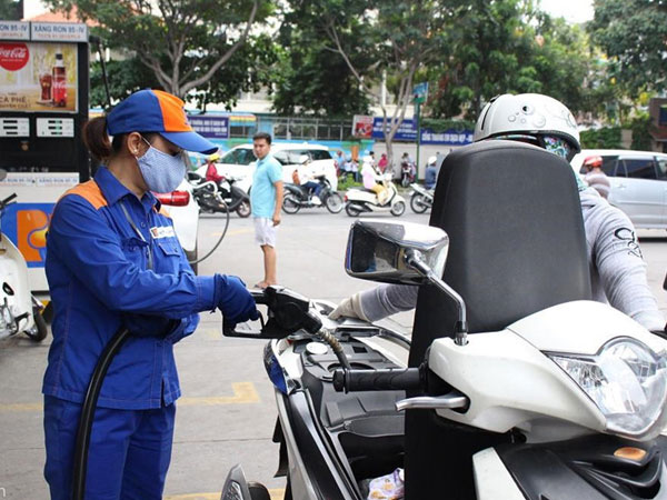 Giá xăng đang ‘cõng’ bao nhiêu thuế phí?