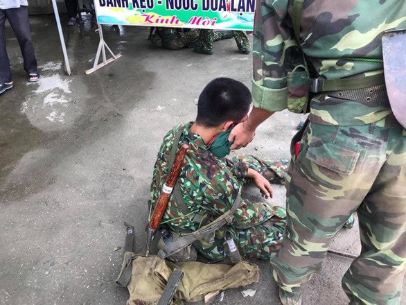 Xe quân đội lật ngửa, 30 chiến sĩ bị thương