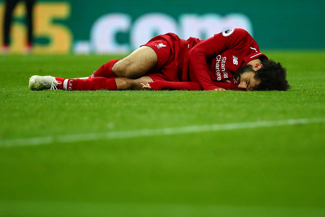 Salah đổ gục sau pha va chạm nguy hiểm, nguy cơ lớn lỡ trận gặp Barca