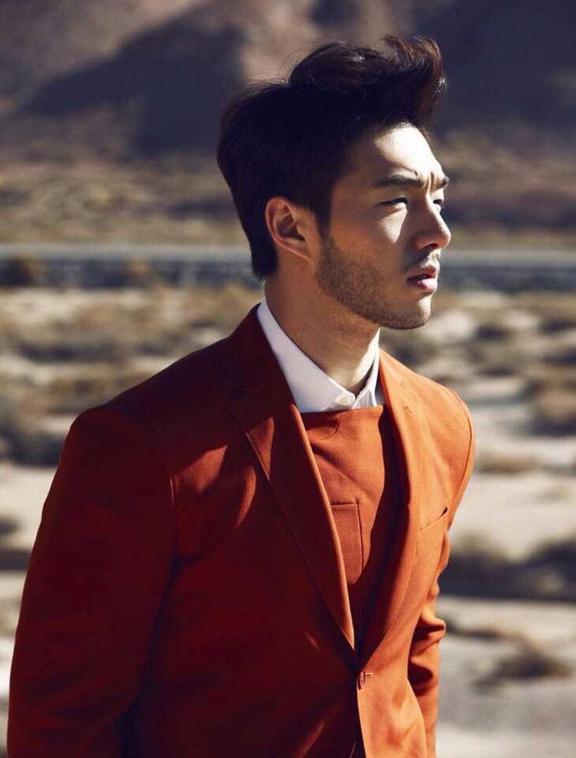 Chàng phi công sở hữu combo hoàn hảo không ai chơi lại: Đẹp trai, cơ bụng 6 múi lại còn thần thái ngời ngời