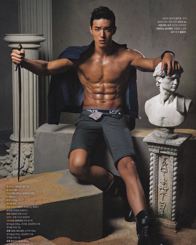 Chàng phi công sở hữu combo hoàn hảo không ai chơi lại: Đẹp trai, cơ bụng 6 múi lại còn thần thái ngời ngời