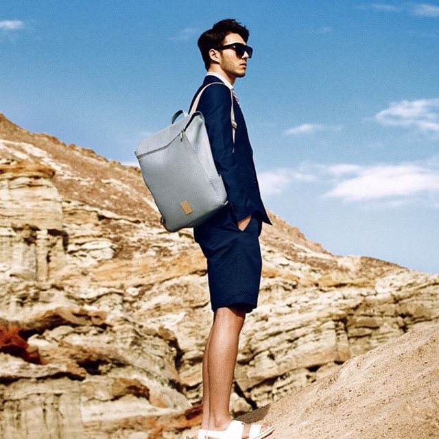 Chàng phi công sở hữu combo hoàn hảo không ai chơi lại: Đẹp trai, cơ bụng 6 múi lại còn thần thái ngời ngời