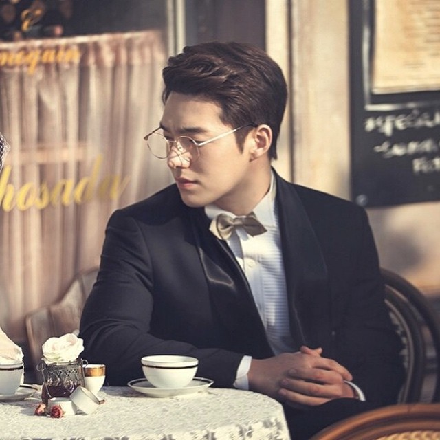 Chàng phi công sở hữu combo hoàn hảo không ai chơi lại: Đẹp trai, cơ bụng 6 múi lại còn thần thái ngời ngời