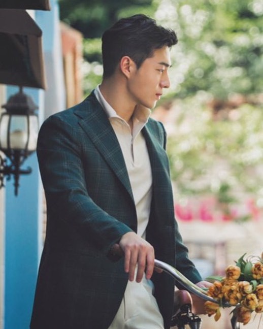 Chàng phi công sở hữu combo hoàn hảo không ai chơi lại: Đẹp trai, cơ bụng 6 múi lại còn thần thái ngời ngời