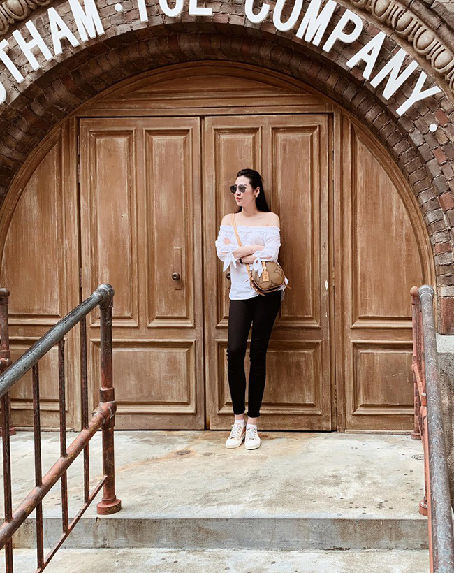 Gần 1 năm sau đám cưới ồn ào, Á hậu Tú Anh và chồng thanh tra xây dựng vẫn cặp kè như tình nhân