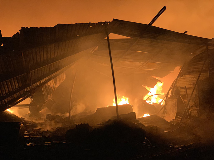 Đang cháy dữ dội kho phế liệu sát khu trọ công nhân ở Bình Dương