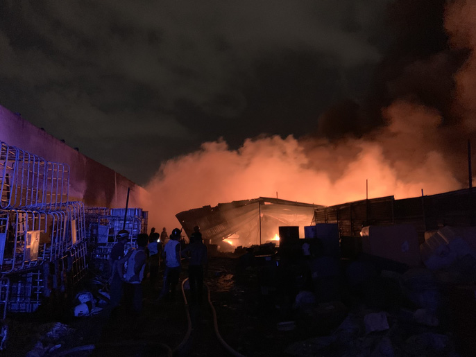 Đang cháy dữ dội kho phế liệu sát khu trọ công nhân ở Bình Dương