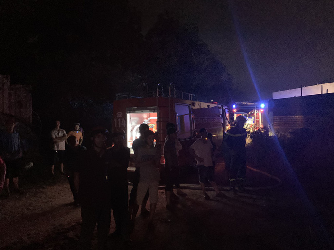Đang cháy dữ dội kho phế liệu sát khu trọ công nhân ở Bình Dương