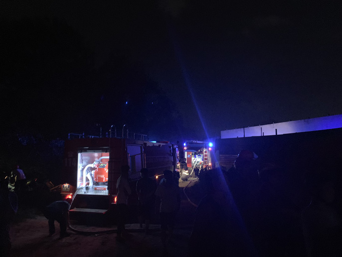 Đang cháy dữ dội kho phế liệu sát khu trọ công nhân ở Bình Dương