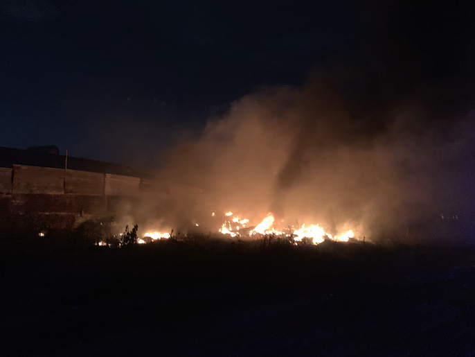 Đang cháy dữ dội kho phế liệu sát khu trọ công nhân ở Bình Dương