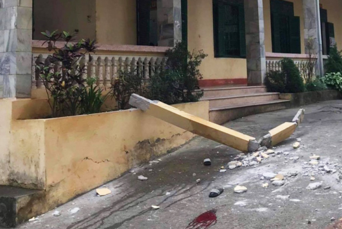 Cột bê tông trong trường học rơi trúng hai học sinh