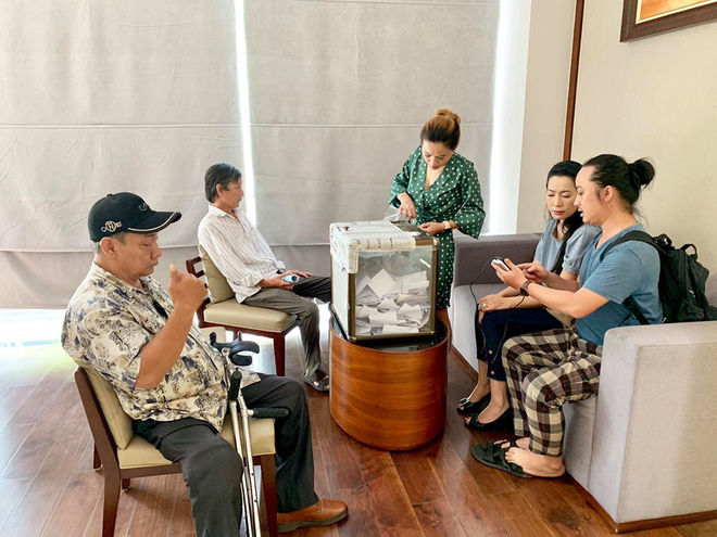 Gia đình cố nghệ sĩ Lê Bình công khai tiền phúng điếu gần 300 triệu đồng, con gái bắt đầu hành trình thực hiện di nguyện của ba