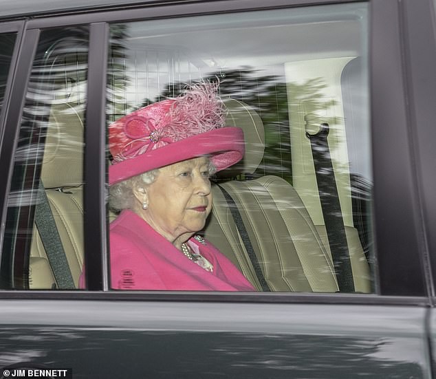 Chuyên gia gửi lời cảnh báo đến Meghan khi đã quá ngày dự sinh 1 tuần, Nữ hoàng Anh xuất hiện công khai ngầm thông báo điều này cho người hâm mộ