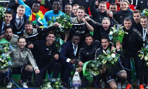 Ajax đoạt danh hiệu đầu tiên, hướng đến cú ăn ba