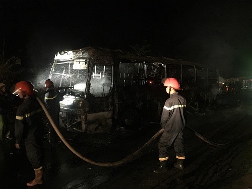 30 hành khách tháo chạy khỏi xe giường nằm bốc cháy