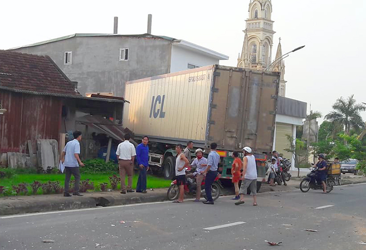 Xe container mất lái tông sập nhà dân