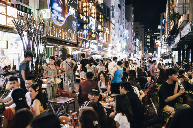 Chùm ảnh: Khi phố đi bộ Bùi Viện thành phố đi nhậu, bóng cười được mua bán công khai