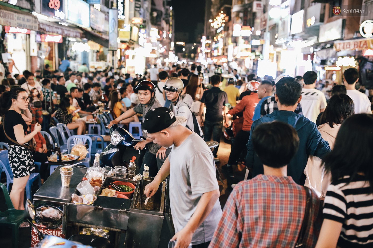 Chùm ảnh: Khi phố đi bộ Bùi Viện thành phố đi nhậu, bóng cười được mua bán công khai
