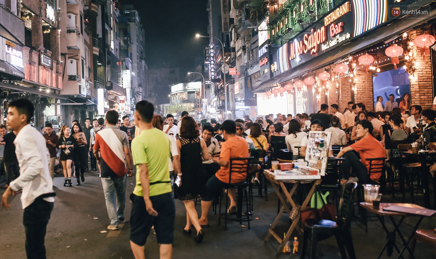 Chùm ảnh: Khi phố đi bộ Bùi Viện thành phố đi nhậu, bóng cười được mua bán công khai