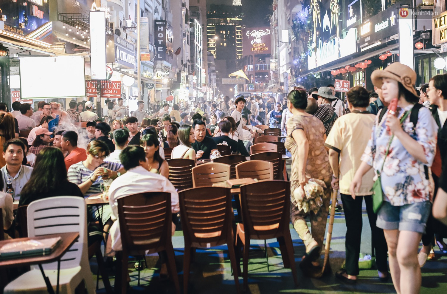 Chùm ảnh: Khi phố đi bộ Bùi Viện thành phố đi nhậu, bóng cười được mua bán công khai