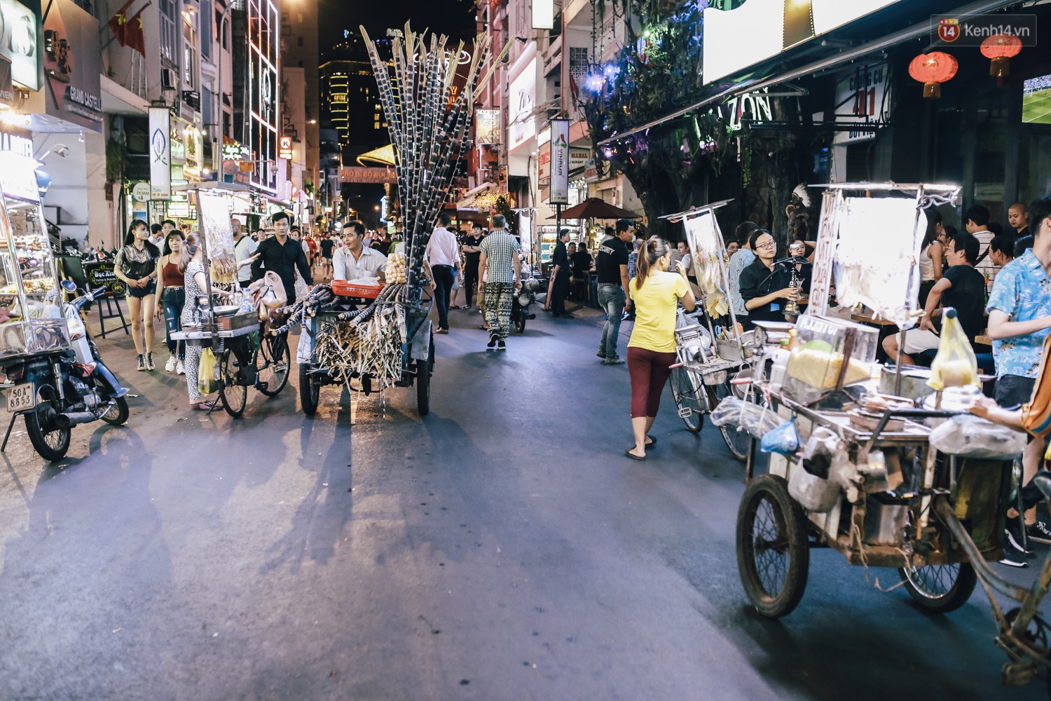 Chùm ảnh: Khi phố đi bộ Bùi Viện thành phố đi nhậu, bóng cười được mua bán công khai