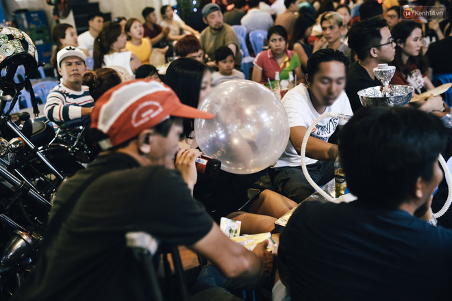 Chùm ảnh: Khi phố đi bộ Bùi Viện thành phố đi nhậu, bóng cười được mua bán công khai