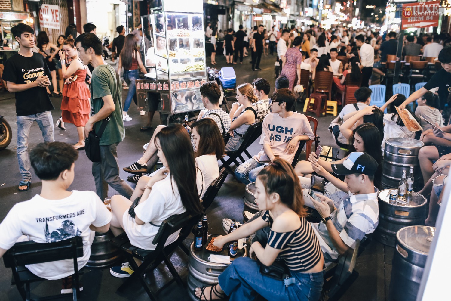 Chùm ảnh: Khi phố đi bộ Bùi Viện thành phố đi nhậu, bóng cười được mua bán công khai