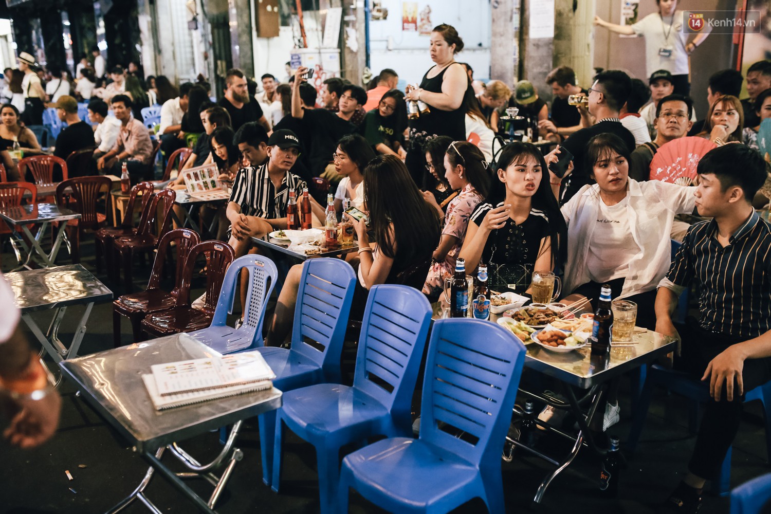 Chùm ảnh: Khi phố đi bộ Bùi Viện thành phố đi nhậu, bóng cười được mua bán công khai