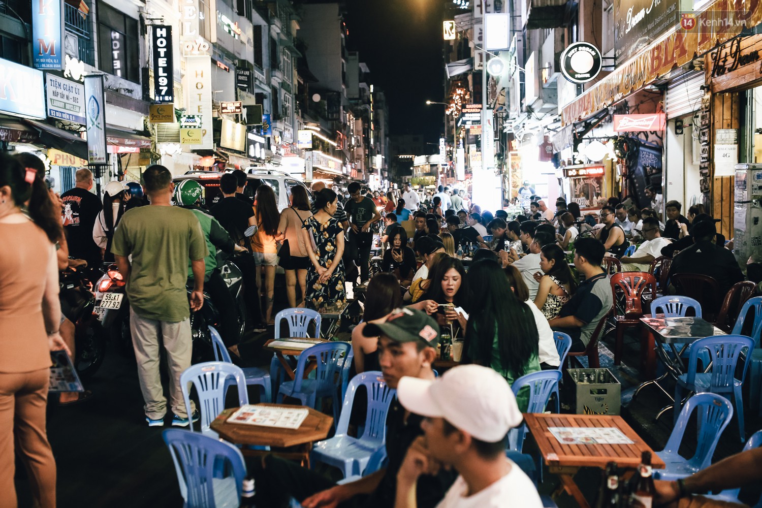 Chùm ảnh: Khi phố đi bộ Bùi Viện thành phố đi nhậu, bóng cười được mua bán công khai