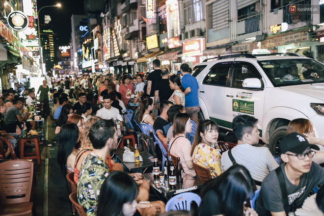 Chùm ảnh: Khi phố đi bộ Bùi Viện thành phố đi nhậu, bóng cười được mua bán công khai
