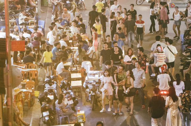 Chùm ảnh: Khi phố đi bộ Bùi Viện thành phố đi nhậu, bóng cười được mua bán công khai