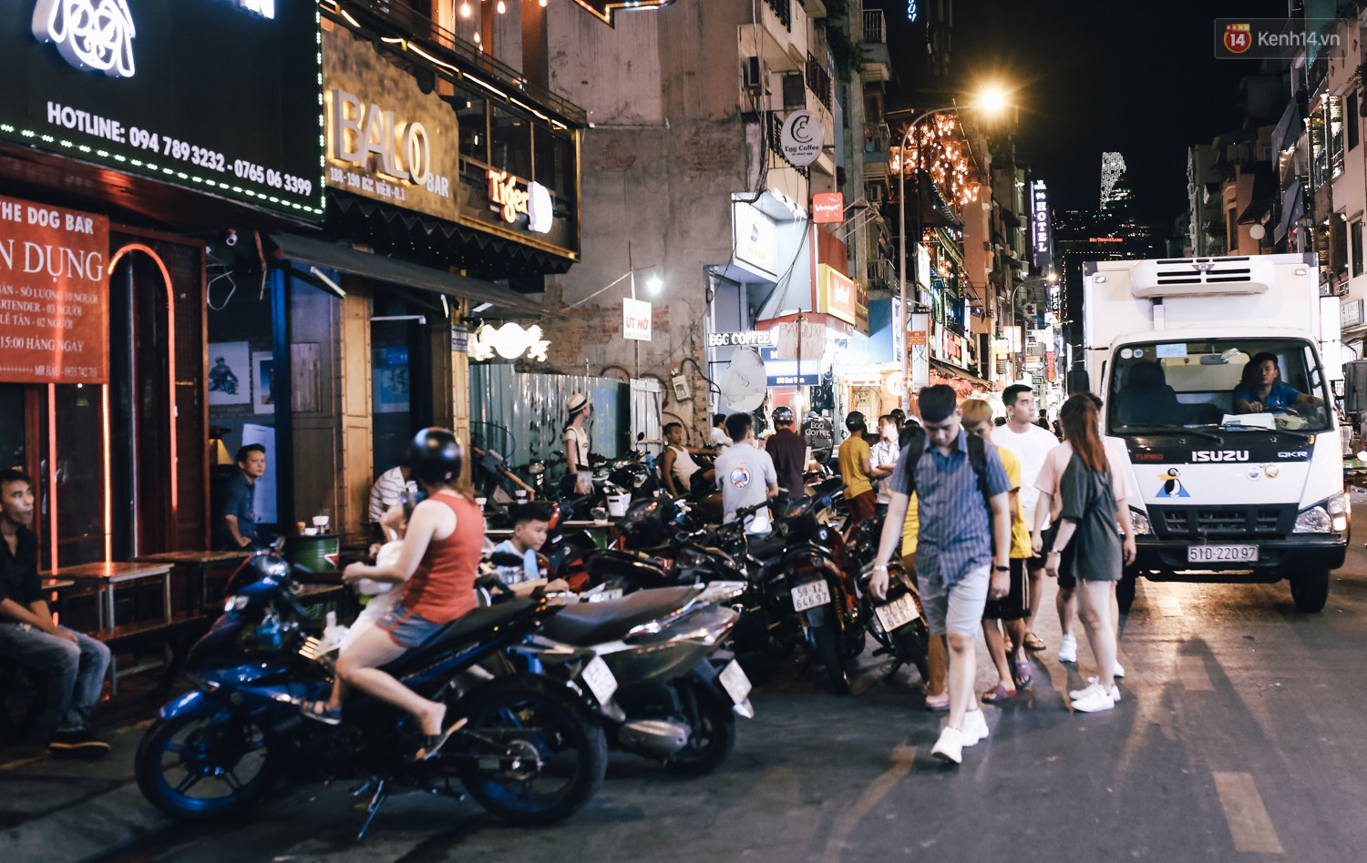 Chùm ảnh: Khi phố đi bộ Bùi Viện thành phố đi nhậu, bóng cười được mua bán công khai