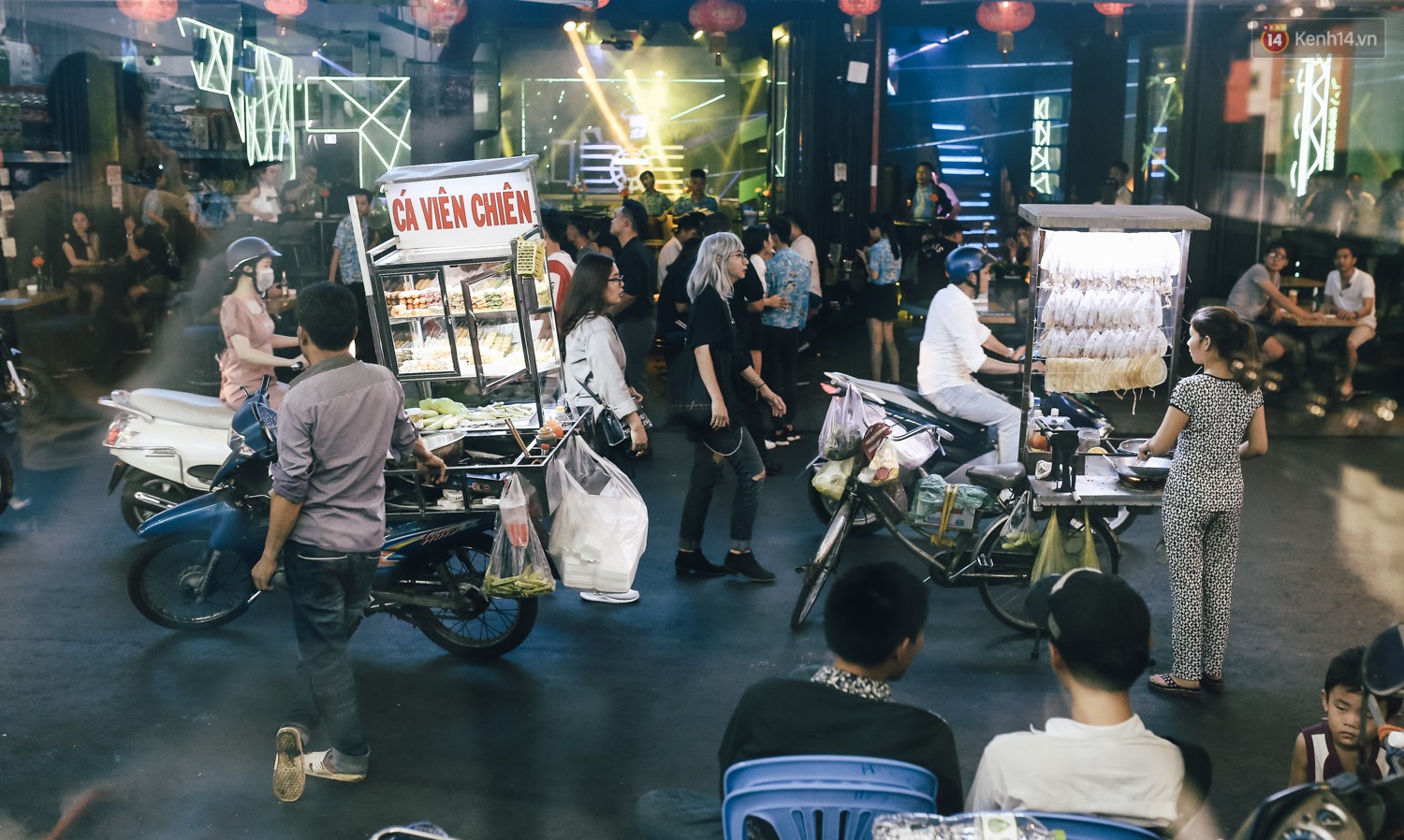 Chùm ảnh: Khi phố đi bộ Bùi Viện thành phố đi nhậu, bóng cười được mua bán công khai