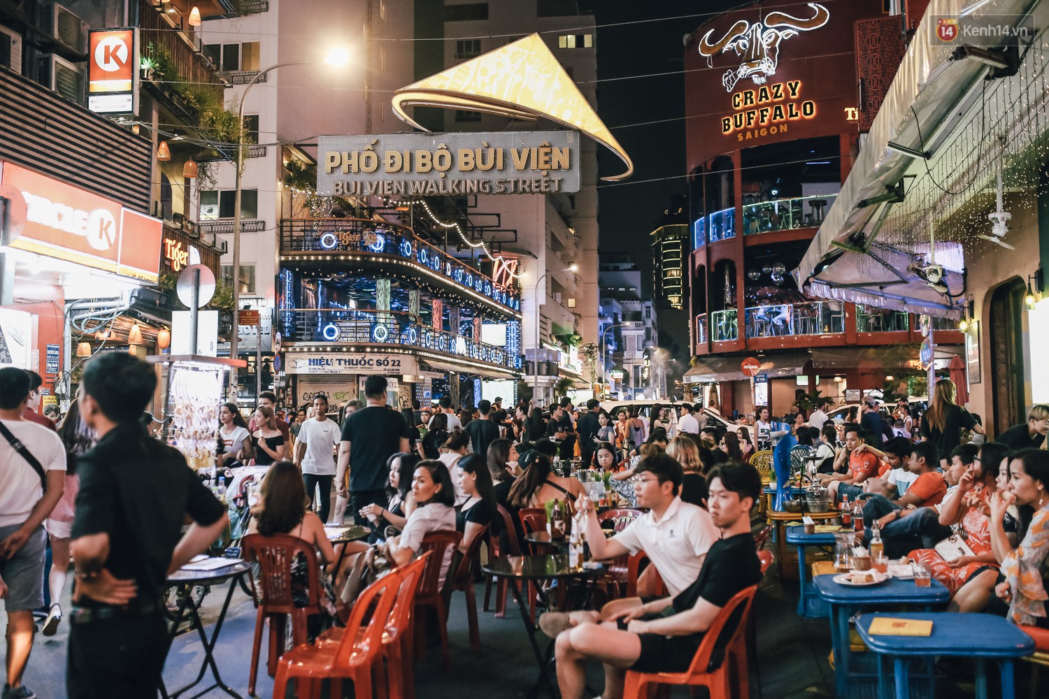 Chùm ảnh: Khi phố đi bộ Bùi Viện thành phố đi nhậu, bóng cười được mua bán công khai