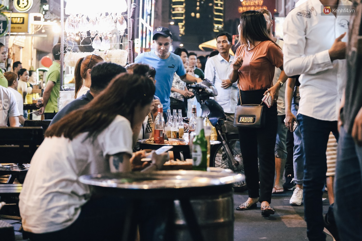 Chùm ảnh: Khi phố đi bộ Bùi Viện thành phố đi nhậu, bóng cười được mua bán công khai