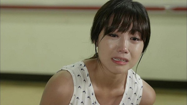 Đêm nào tỉnh dậy cũng thấy vợ xõa tóc rũ rượi đứng đầu giường, biết được nguyên nhân chồng liền ôm mặt khóc nức nở