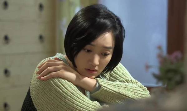 Đêm nào tỉnh dậy cũng thấy vợ xõa tóc rũ rượi đứng đầu giường, biết được nguyên nhân chồng liền ôm mặt khóc nức nở