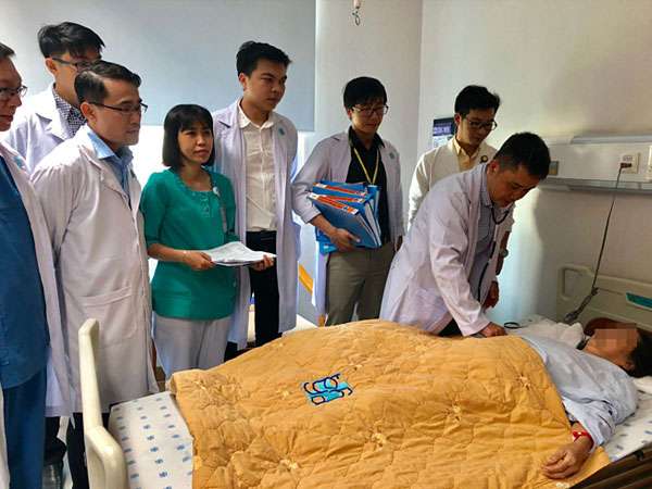 Bác sĩ 9 khoa hợp sức cứu bệnh nhân bị gan dồn lên ngực