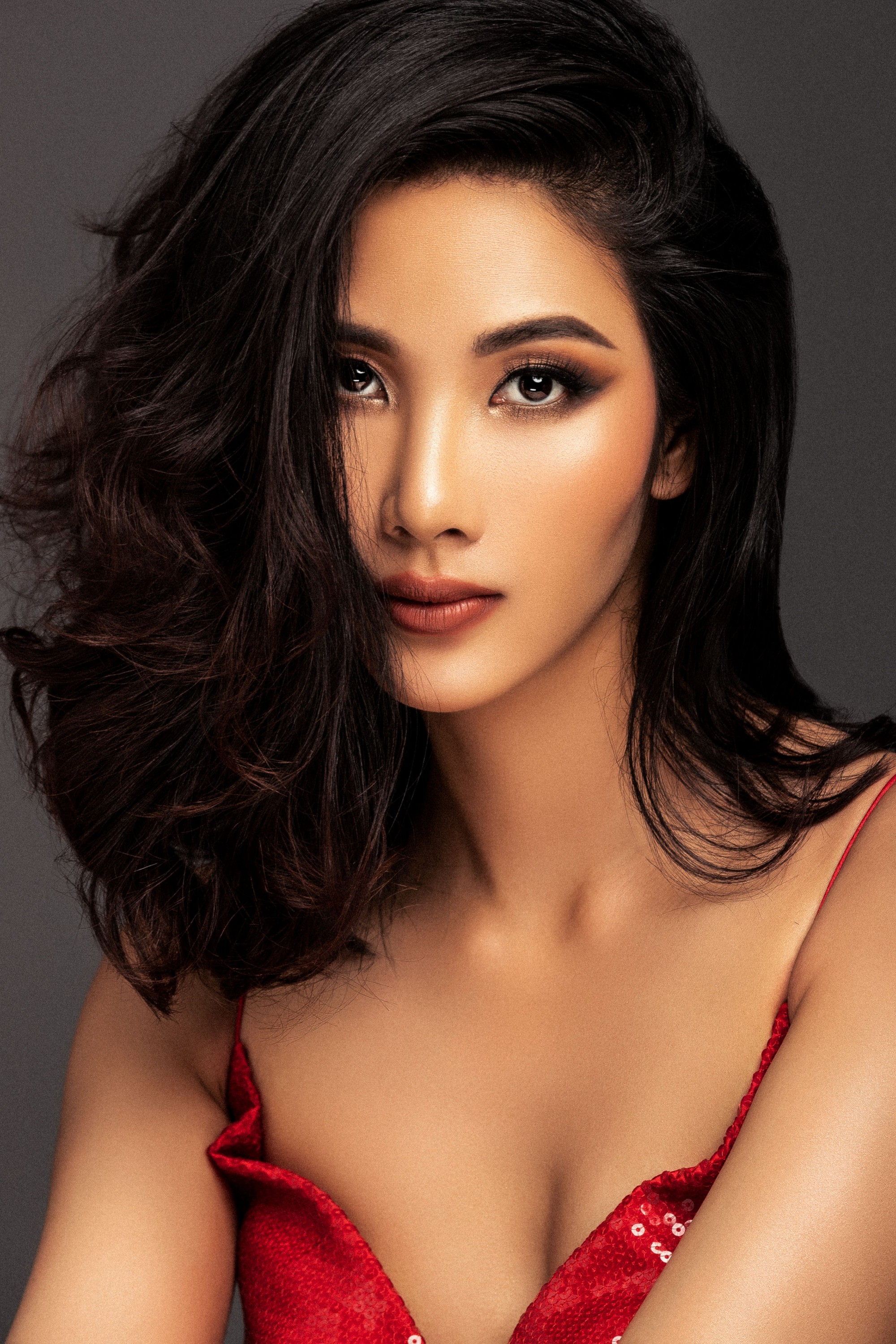 Chính thức: Hoàng Thùy đại diện Việt Nam chinh chiến Miss Universe 2019