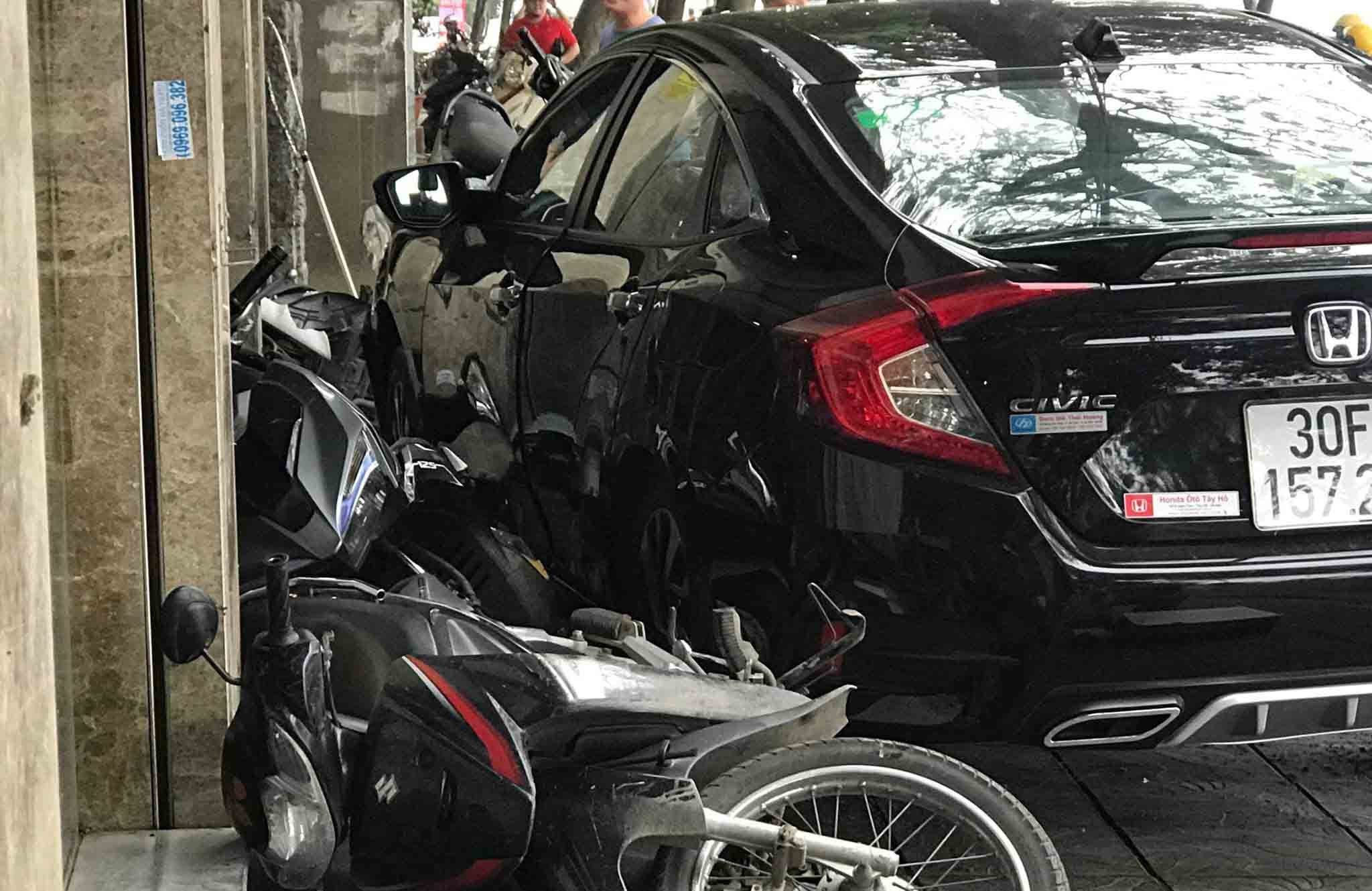 Xế hộp lao lên vỉa hè, tông nát 6 xe máy ven hồ Tây