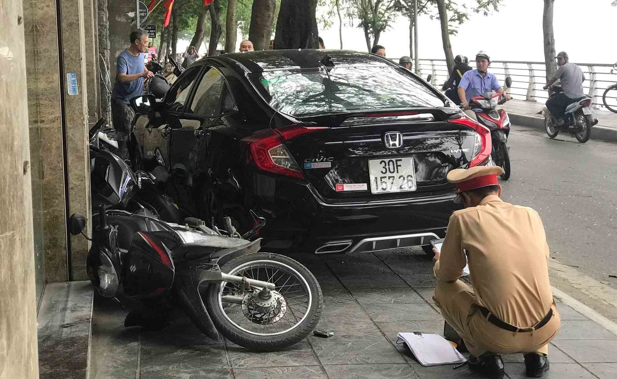 Xế hộp lao lên vỉa hè, tông nát 6 xe máy ven hồ Tây